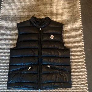 Moncler gui väst - Storlek M som motsvarar storlek 2 jag som annars har S passa den på köpte den begagnad utan kvitto så vet ej om den äkta eller ej scanner funkar iallafall. Inga hål osv på den. Vet ej om äkta därför säljer billigt 