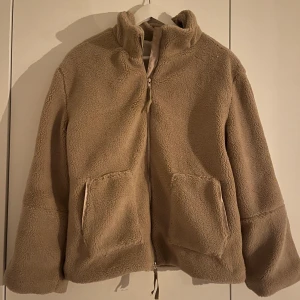 Teddy jacka  - Säljer denna helt nya Teddy jacka då den inte kommer komma till användning 💕i storlek s 
