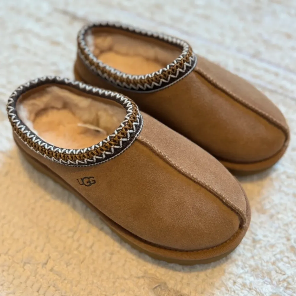 Säljer helt nya Ugg tasman i förpackning! Passar en 35/36💕säljer slut snabbt! . Skor.