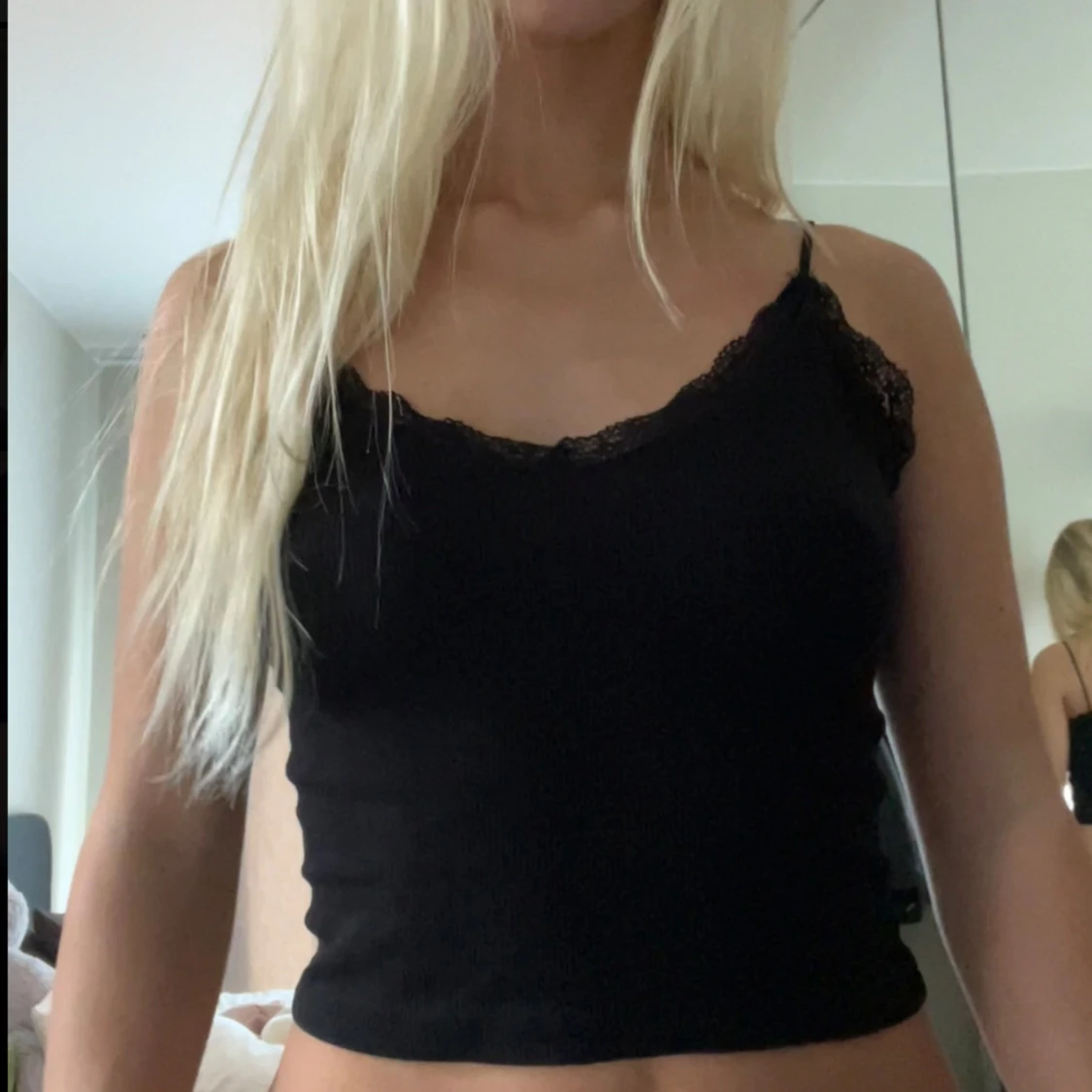 Svart linne med spetsdetaljer