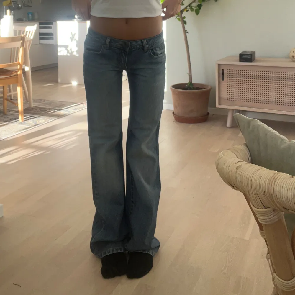 Lågmidjade bootcut jeans. Midjemått 35 cm, innerbenslängd 78 cm. Köp via köp nu❤️‍🔥. Jeans & Byxor.