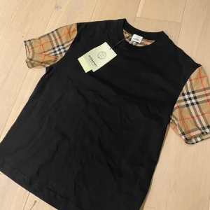 Burberry T-shirt - Storlek L
