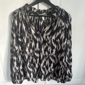 Långärmad blus - Säljer denna jättefina blusen ifrån hm! Super bra skick! Kan tyvärr inte visa bild med den på då den är alldeles för stor på mig! Den är i storlek xs men skulle säga att den passar M-L!💕🥰