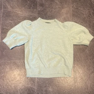 Mjuk volang topp från Veromoda - Bra skick, jätte mjuk och skön 