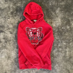 Kenzo hoodie - Säljer en till kenzo hoodie i stl M fast i färgen röd. Tröjan är köpt på kenzos egna hemsida och är i nyskick. Inga tecken på användning. Kvitto finns och kan visas vid behov🙌🏼