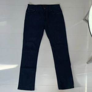 Nudie Jeans slim fit - Ett par Nudie Jeans i modellen Tape Ted i storleken 34W 34L och i väldigt bra skick