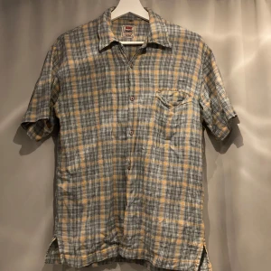 Vintage Levi’s Flanell Skjorta Storlek Small - Ett jätte cool vintage skjorta ifrån Levi’s ”White Tab” linje. Svårt att döma när tröjan var gjord men skulle gissa sent 90 tal. Väldigt cool och ganska sällsynt! 