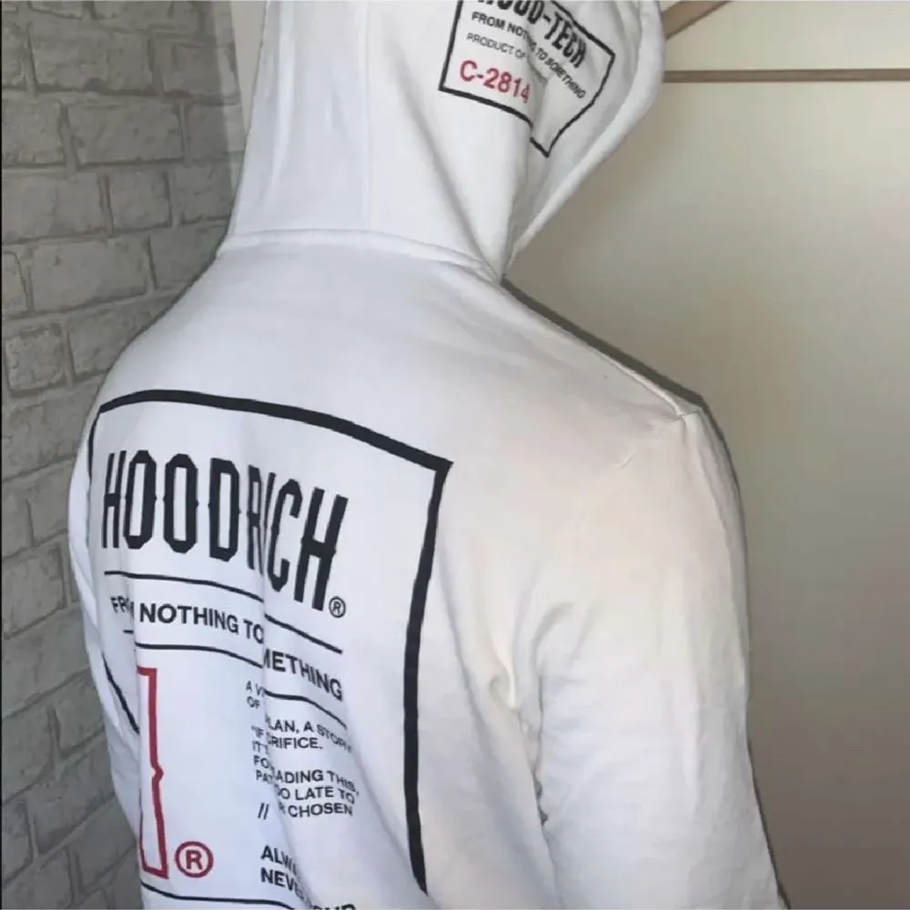 Skön Hoodrich hoodie köpt på JD som är storlek M och använd ett fåtal gånger så den är i väldigt bra skick.. Hoodies.