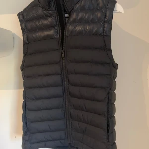 J.Lindeberg Väst  - Svart J.Lindeberg väst i storlek S. Tveka inte på att skriva om ni har några frågor!