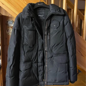 Hollies vinterjacka  - Jättefin damjacka från Hollies, nypris 3795kr, Pris kan diskuteras vid snabb affär! ❣️avtagbar päls (se bild)