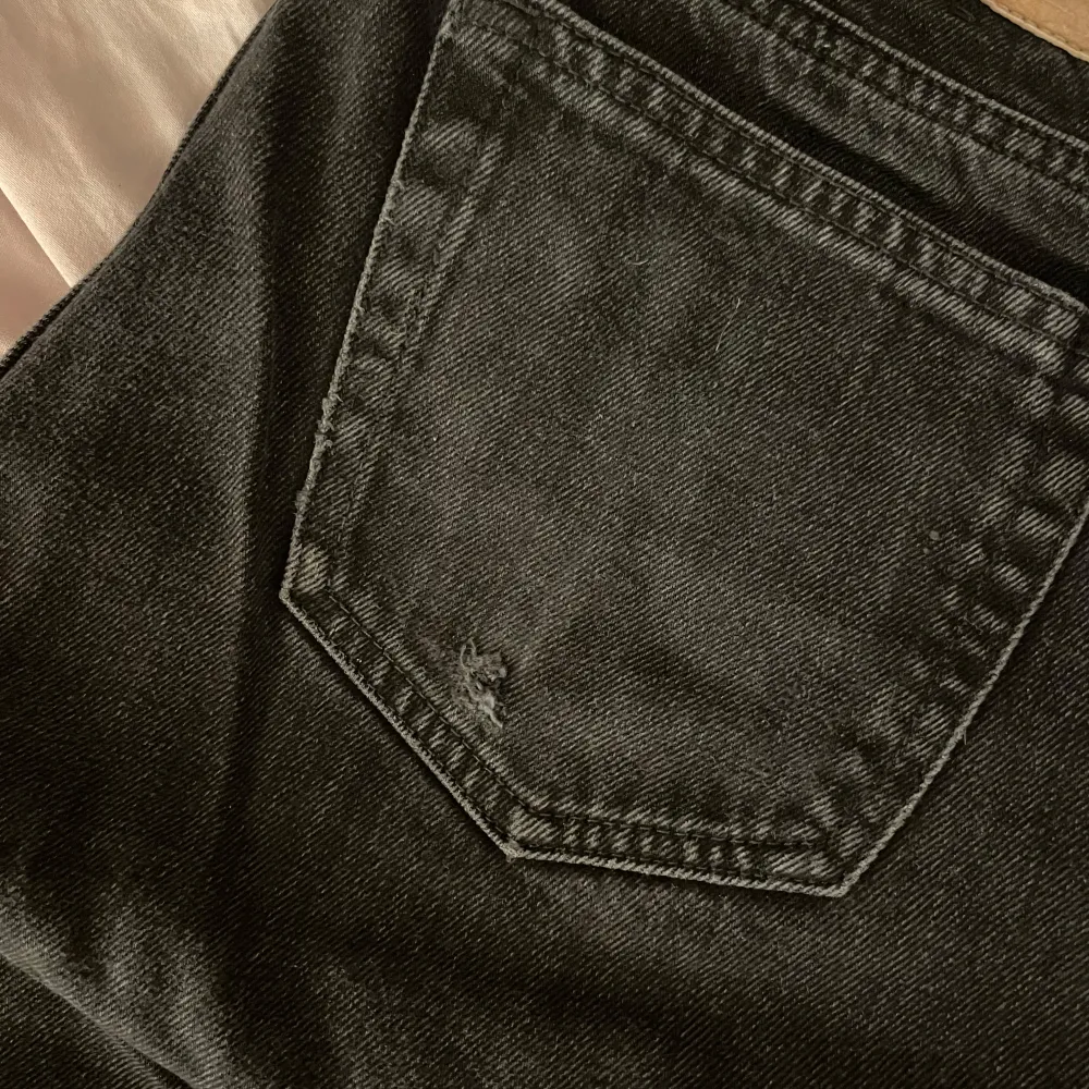 Lågmidjade straightleg jeans från weekday i modellen arrow, storlek W28 L34🩷 Det är ett litet hål på ena bakfickan.. Jeans & Byxor.