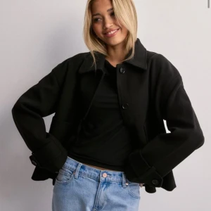 Kappa -  Kappan är använd 2 eller 3 gånger och är i jätte bra skick. Säljer den för att den inte har kommit till användning, då jag har andra jackor. Pris kan diskuteras🙌🏽🙌🏽 ( ursprungliga priset är 699 kr)