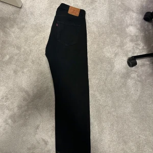 Svarta Levis 501 33/30 - Ett par svarta 501or som knappt använts.