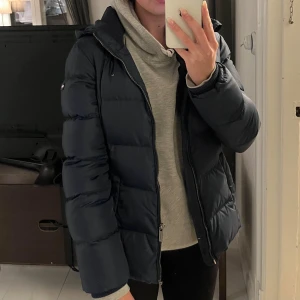 Tommy Hilfiger Jacka  - Tommy Hilfiger jacka 💙 Stl 164cm men passar lätt XS-S  Nypris 2000kr säljer för 700kr  Köpare står för frakt 