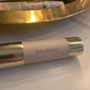 Rare beauty bronzer stick. - Inte kommer till användningen så mycket pga att jag köpte i fel färg. Köpte för ungefär 460 kr, säljer för 360kr.