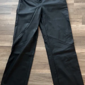 Skinnbyxor - Jättefina, flare skinnbyxor bra skick!🩷