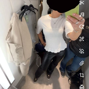 Hm T-shirt  - Nu säljer ja min as FINA T-shirt som är ganska populär som jag inte använder längre🥲. Använd två ggr och är i nyskick. Säljer för billigt pris💕