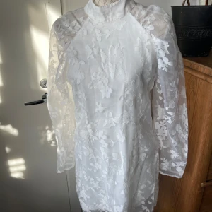 Klänning GinaTricot  - Superfin klänning från GinaTricot i stl 42. 50% polyester, 50% viskos 