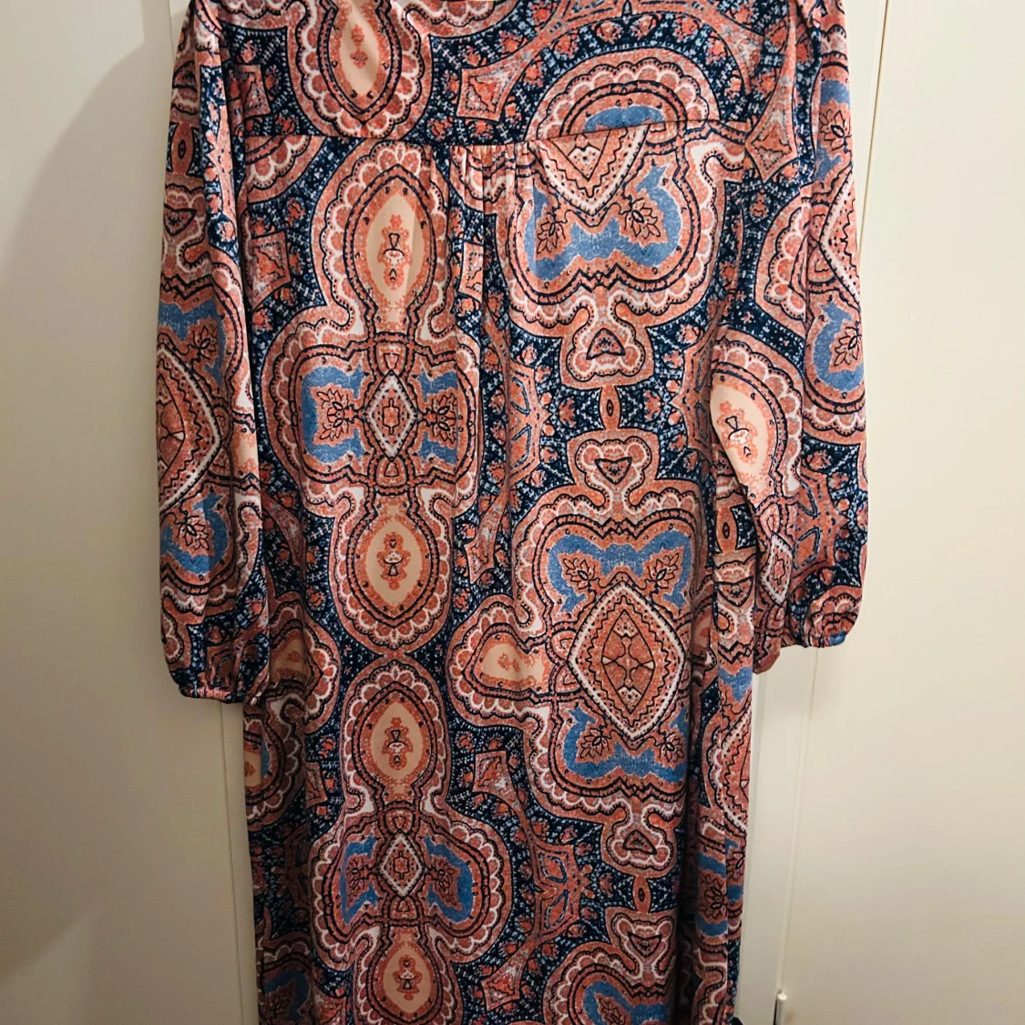 Mönstrad klänning från AA Studio - 90