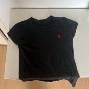 Svart ralphloren tröja - strl xs och säljer pågrund av att den inte kommer till användning. Den är i fint skick 💓