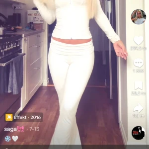 Vita yoga pants - Fina vita yoga pants finns  fläck som inte syns så mycke! Använda få gånger🤍