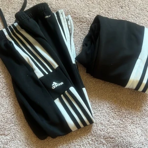 2 par Adidasbyxor  - Två par Adidasbyxor en är M i barn storlek (11-12y) medand den andra är medium i vuxen storlek.