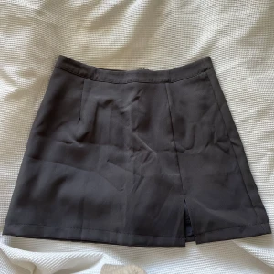 100kr för 3 Split Hem Korta Skorts - Tre korta skorts med split hem från Shein i färgerna grå, beige och svart. Oanvända förutom provade en gång. Säljer pga att de är för tighta och korta för min smak. Storlek XXL+ vilket är 83 cm i midjan enligt Sheins mått. 