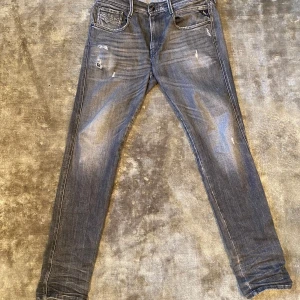 Grå jeans från Replay - Säljer ett par gråa jeans får Replay med modellen Anbass, det är en slim modell som är extremt snygg och trendig. Skicket är 8,5/10 och ny pris på dessa är 1749, mitt pris 849. W31,L32.Vid intresse och frågor så är det bara att skriva✍🏼🙌🏼💯