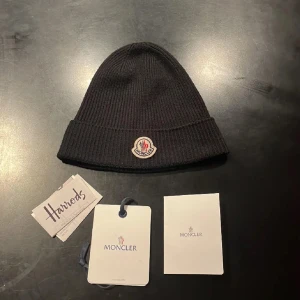 Moncler Berretto Mössa - Tja! Säljer min Moncler mössa perfekt nu inför kallare tider🙌🎭 Den är knappt använd skicket är 10/10😃 kvitto samt tags finns. Hör av dig vid minsta fråga eller fundering🙌🙌💥💥