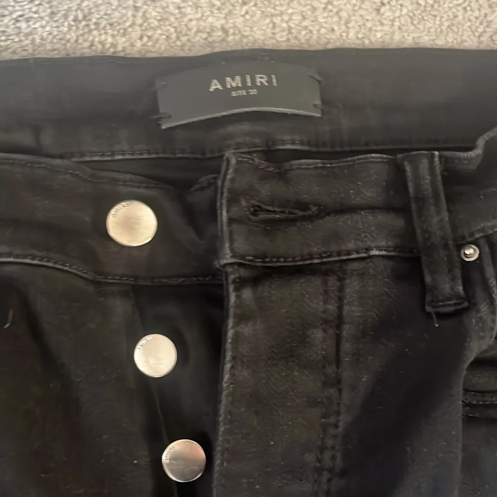 Tjena säljer dessa feta Amiri jeans som är köpta här på plick. Det är storlek 30. De är i använt skick men har inga defekter. Vid funderingar.. Jeans & Byxor.