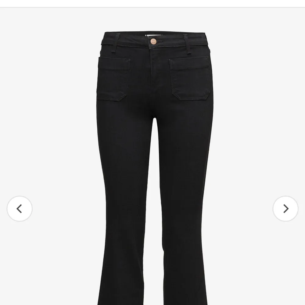 Priset kan diskuteras. Säljer mina  wrangler jeans som är lågmidjade och utsvängda. Köpt för 900kr men säljer för 450kr. Säljer bara igenom plick ❤️. Jeans & Byxor.