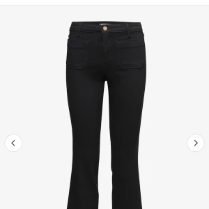 Wrangler jeans - Priset kan diskuteras. Säljer mina  wrangler jeans som är lågmidjade och utsvängda. Köpt för 900kr men säljer för 450kr. Säljer bara igenom plick ❤️
