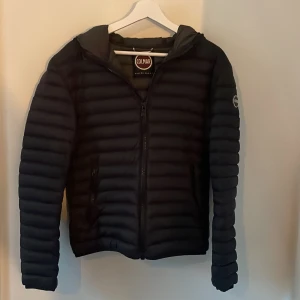 Colmar dunjacka  - Dunjacka från Colmar perfekt nu till hösten! Skick 9,5/10, använd fåtal gånger men helt som ny! Strl 46 vilket motsvarar XS (jag ca 170 cm 61 kg) Kan möjligen gå ner lite i pris, bara och höra av sig!