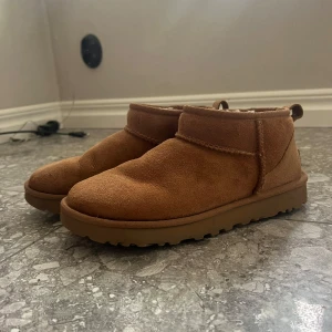 UGG - UGGs i storlek 38, väldigt fint skick. 1400kr inkl spårbar frakt 