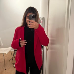 Röd kavaj från NELLY strl M - Helt ny kavaj, ALDRIG använd och sitter otroligt fint på kroppen😍strl M