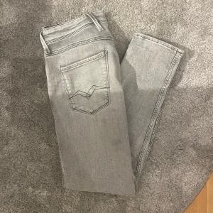 Replay jeans - Replay jeans i modellen anbass (slimfit) storlek W30 L30, utmärkt skick, kom privat för fler bilder eller frågor!