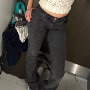 Säljer mina svarta lågmidjade bootcut jeans då dom börjar bli lite för små, knappt använd. Jag är 1,68 och jag tycker dom sitter jätte bra i längden? Skriv för fler bilder och frågor😊💕ny pris: 1000kr