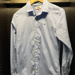 Blå Tommy Hilfiger skjorta - Blå Tommy Hilfiger skjorta i strl S. Skicka 9.5/10 behöver bara strykas.