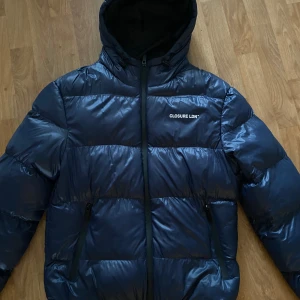 Closure Ldn vinter jacka - Tja, säljer nu min Closure Ldn då jag har köpt en annan! Den är väldigt tjock, varm och sitter extremt bra, den är riktigt skön och det går att justera storleken vid midjorna. Storleken är S!  