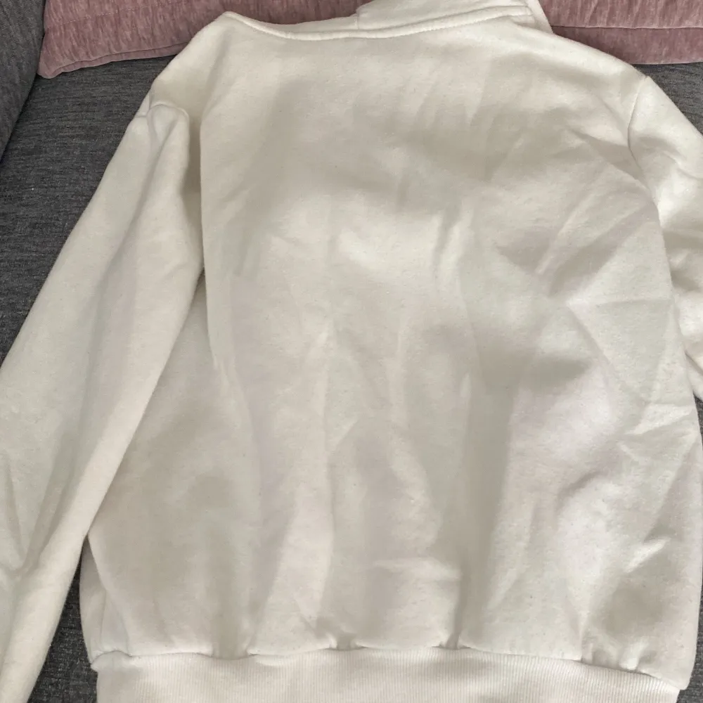 Säljer en vit hoodie från H&M Divided i storlek XS. Den är supermjuk och perfekt för vardagsbruk. Hoodien har en klassisk känguruficka och justerbar dragsko i huvan. Den är lite använd men fortfarande i bra skick. Perfekt för höst och vår!. Tröjor & Koftor.