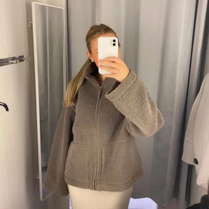 Teddyjacka  - Brun/grå Teddyjacka från hm. Helt ny prislappen kvar