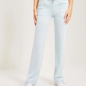 Ljusblåa juicybyxor  - Säljer mina ljusblåa juicybyxor, eftersom dom inte kommer till användning längre dom är i fint skick! Andvända ett par gånger Har dock sytt upp ca 5cm. Säljer för 450kr🩵