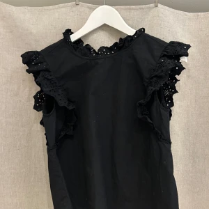 Gullig topp❣️ - Svart topp från Hm! Bandet man knäpper i nacken med har gått av men kan enkelt sys fast igen. Skriv om du vill ha fler bilder❣️