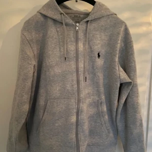 Polo Ralph Lauren zip hoodie - Skick 8/10 säljer pga inte används längre, hör av er för frågor! OBS snönerna är borta för det mycket snyggare så!