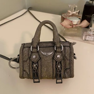 Glittrig Zadig Voltaire Nano bag  - Supersöt glittrig Zadig Voltaire Nano bag! Sparsamt använd och är i nyskick. Köpt på Zadig Voltaire. Dustbag medföljer! Säljs på Vestiaire för drygt 3000kr, så betydligt billigare här!😇Är öppen för prisförslag🎀