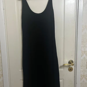 Svart u-ringad maxi klänning  - Svart U-ringad maxi klänning. Väldigt stretchig och är lång. Passar perfekt som ett underplagg eller ett plagg för sig självt. Använts 3 gånger. 