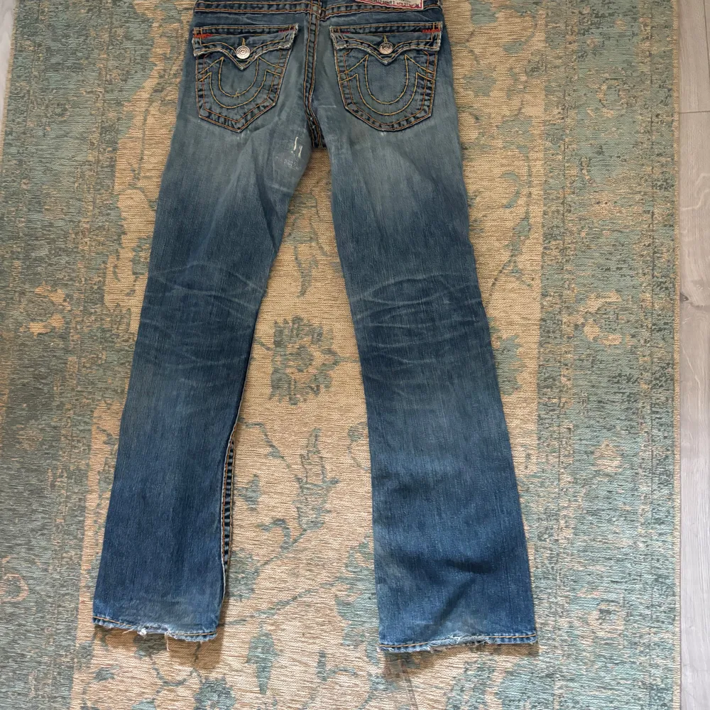 tja säljer nu mina favorit trueys, storleken är 31 den här små täcken på användning men majoriteten är fixade. galen passform och ovanlig modell . Jeans & Byxor.