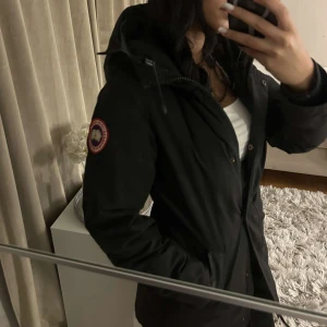 Äkta Canada Goose Vinterjacka Victoria Parka - Äkta Canada Goose vinterjacka i modellen Victoria Parka i storlek XS, lite sliten. Ingår även äkta päls. Nypris 9 998kr.   