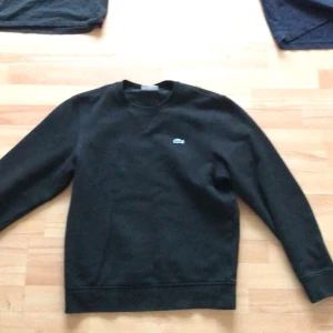 Märkes tröjor  - Boss tröjor burberry och lacoste storlekar är M på alla tröjor