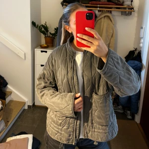 Grå jacka från Zara - Trendig jacka från Zara i fint skick🩷 den är i storlek L men skulle säga att den upplevs som en M